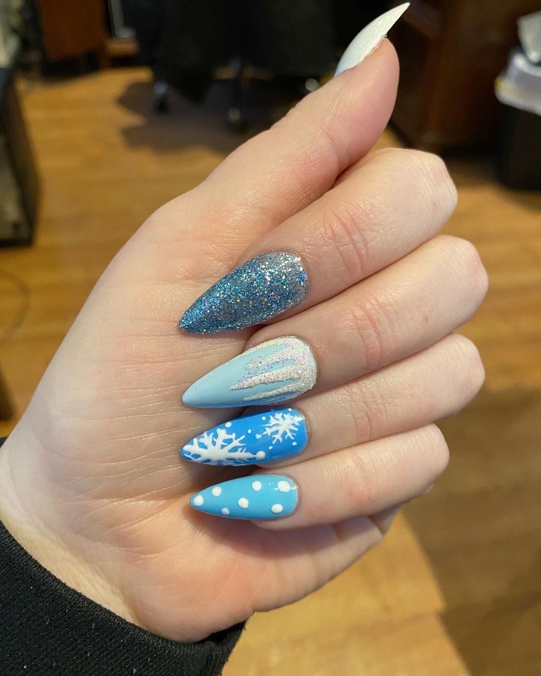 Nails with blue and frosty design.
