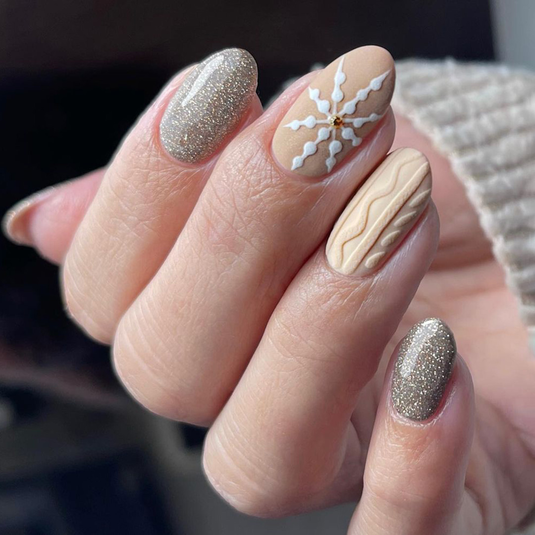 Nails with elegant snowy vibes.