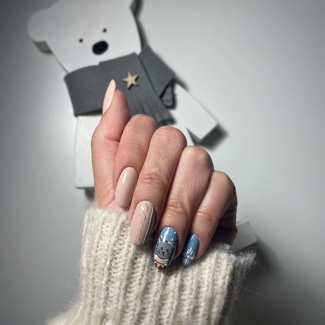 Nails with winter cat design.