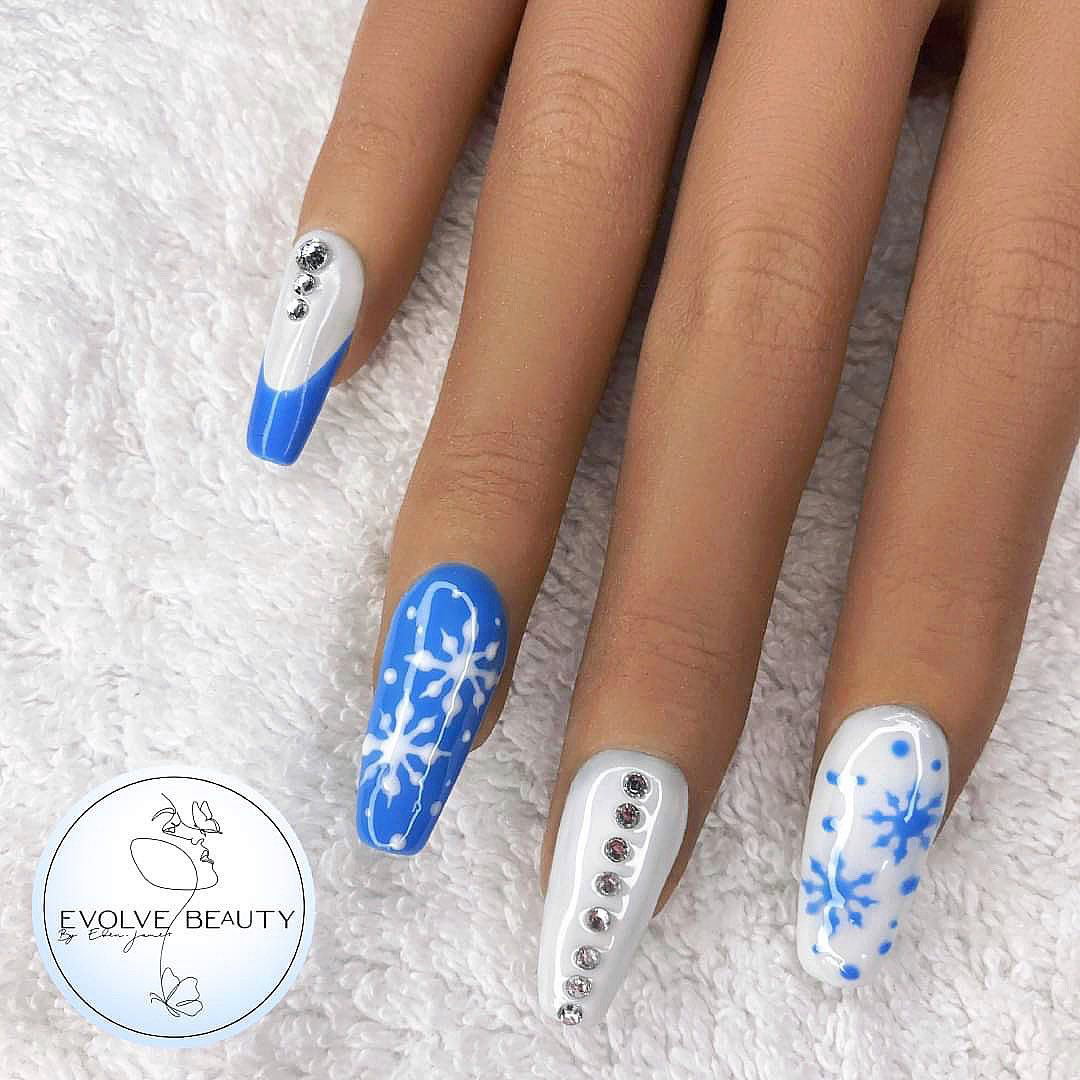 Nails with an elegant blue and white color.