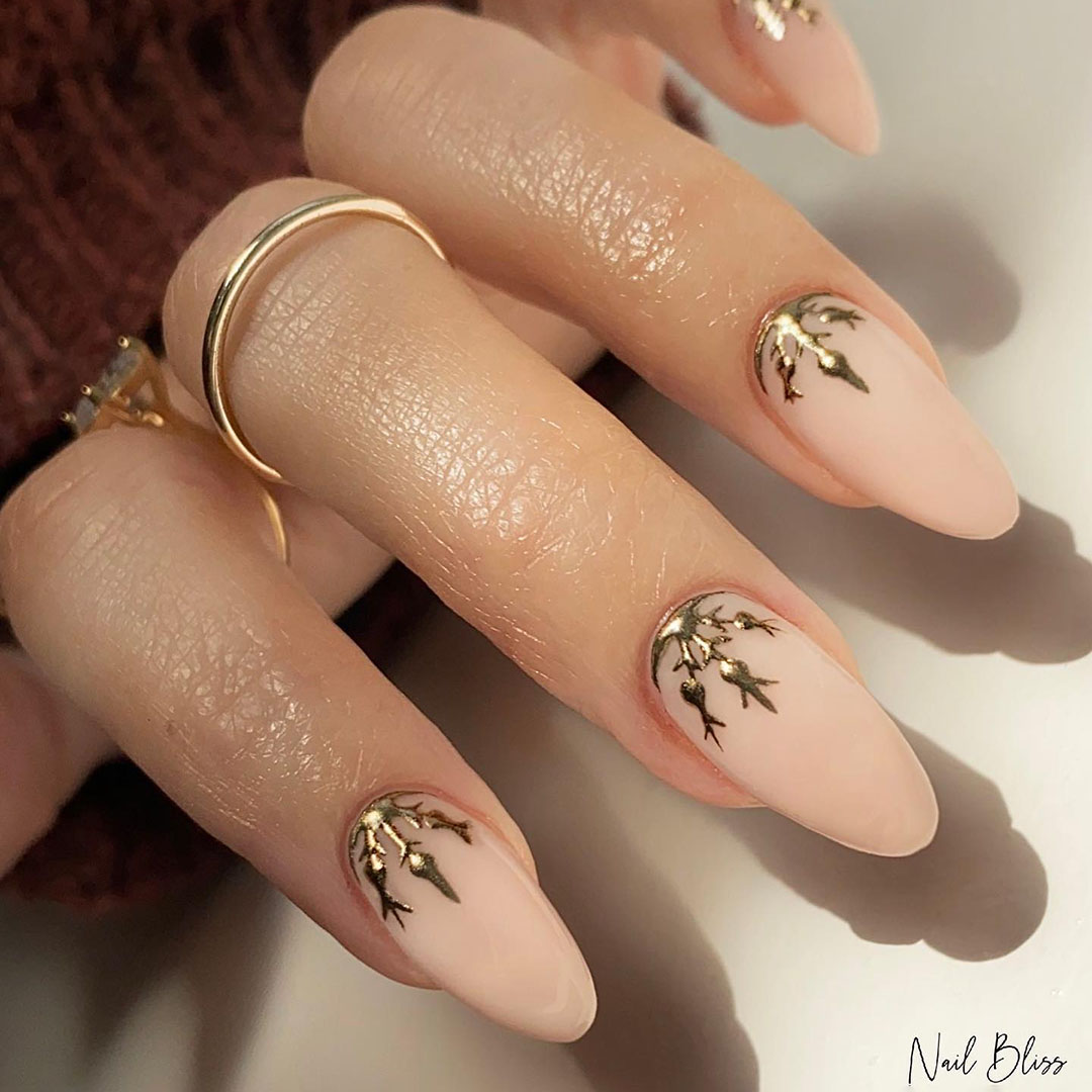 Nails with golden snowflakes.