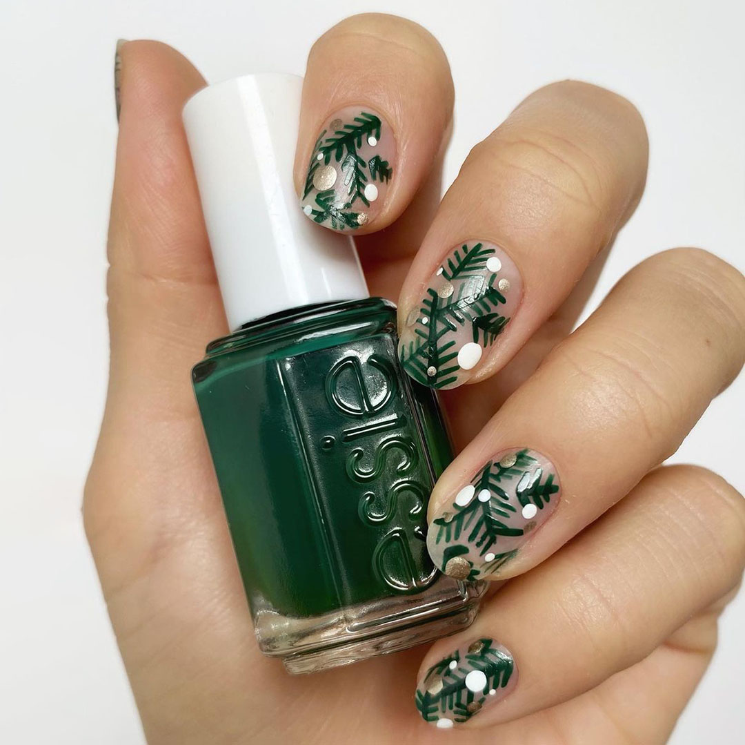 Nails with greensnowflakes with white spots.