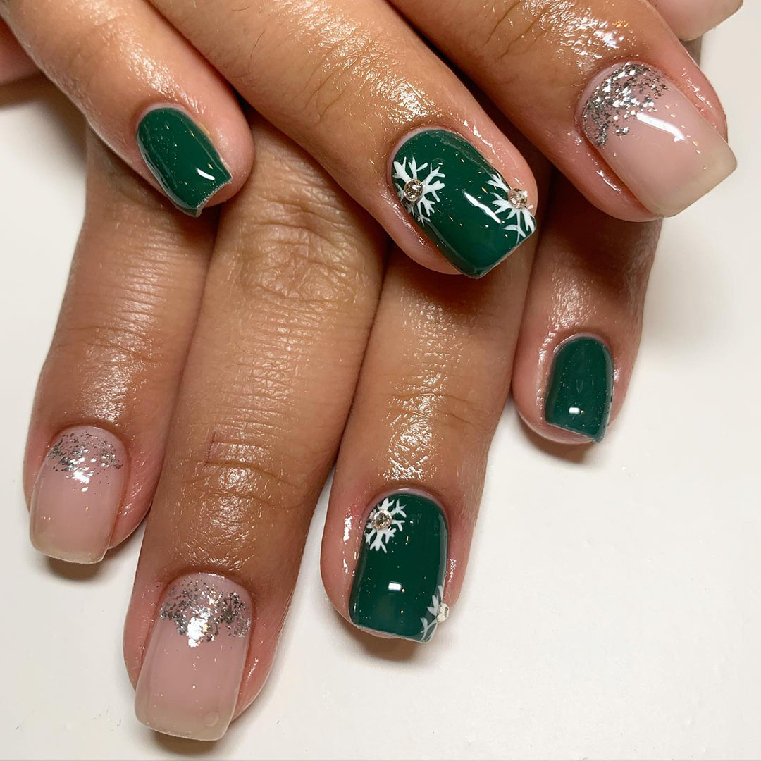 Nails with green and gold glitters.
