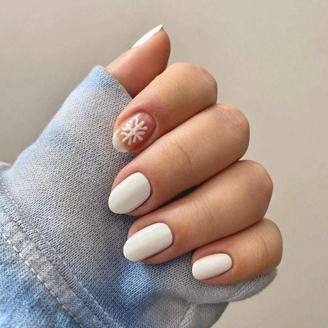 Nails with one elegant snowflake.