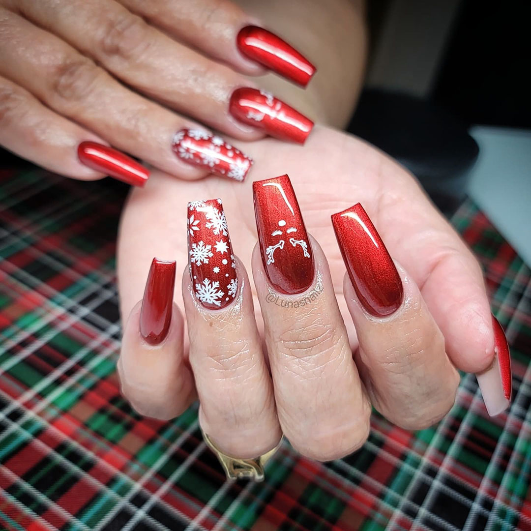 Nails with red festive vibes.