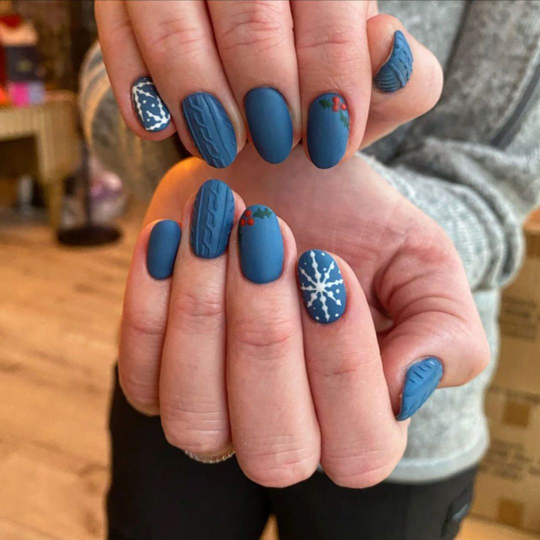 Nails with a simple blue theme.
